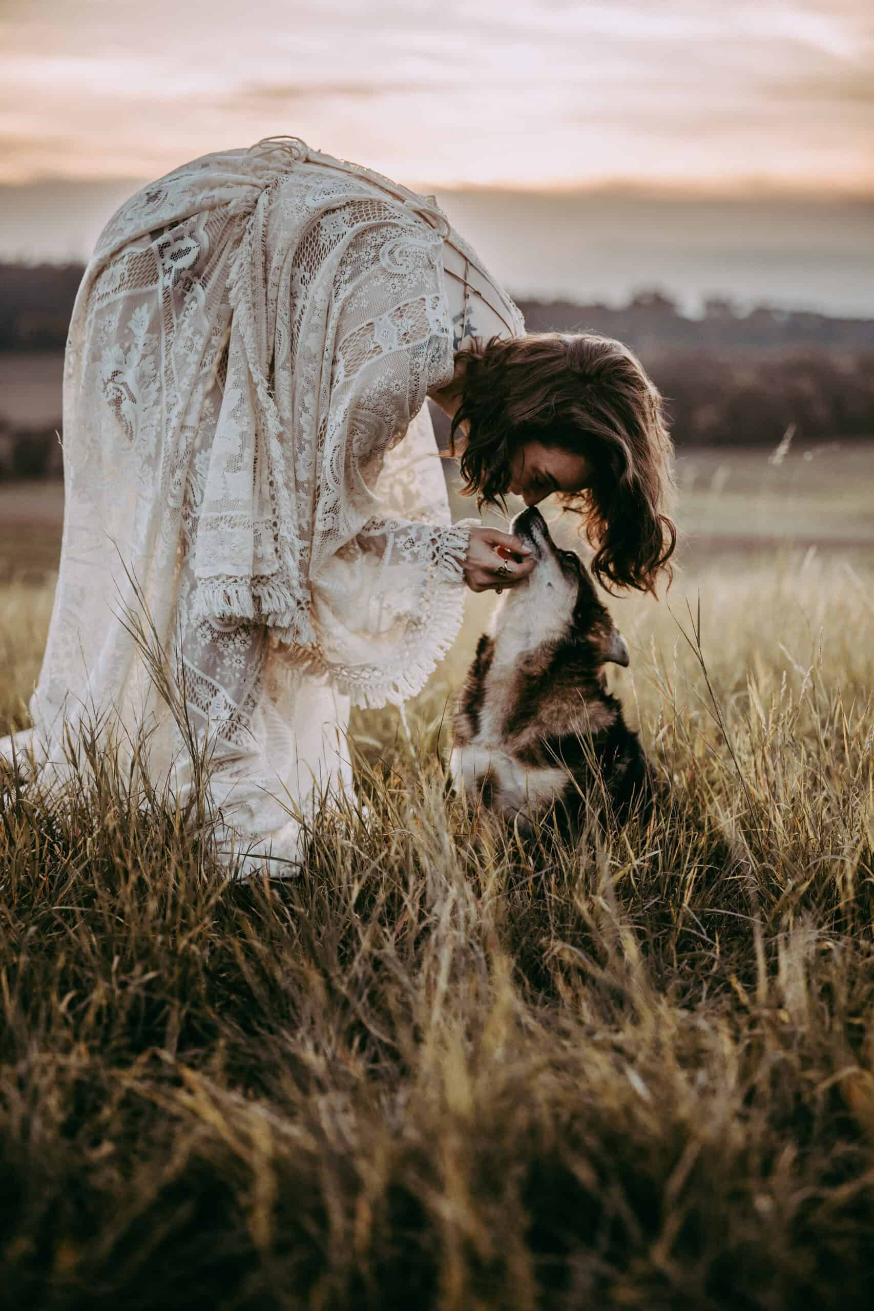 Hochzeitsfotografie mit Hund im Freien bei Sonnenuntergang, naturverbundenes Fotoshooting.
